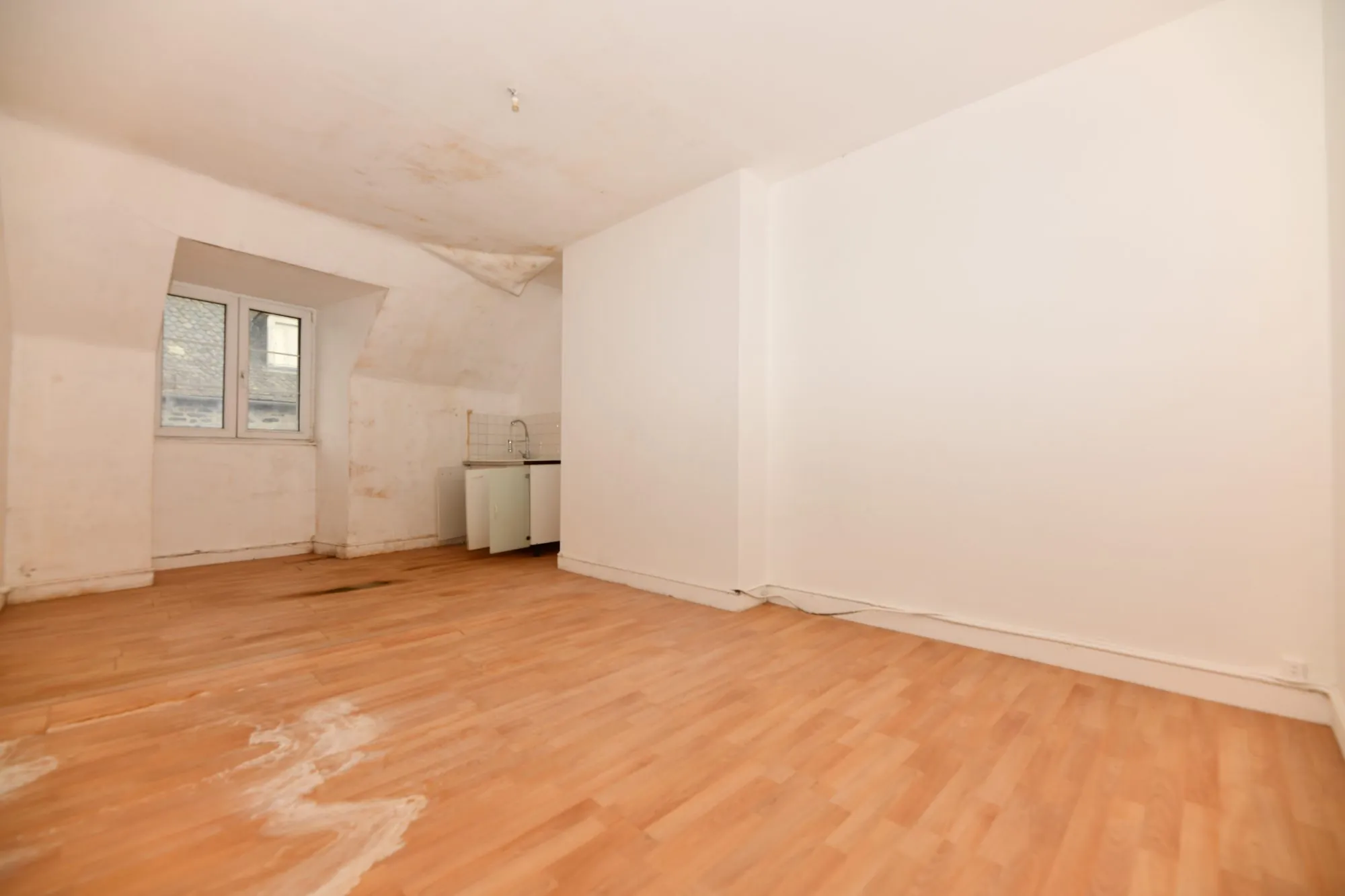 Immeuble résidentiel de 6 lots à Mauriac, 231 m², rénové, avec travaux de toiture en cours 