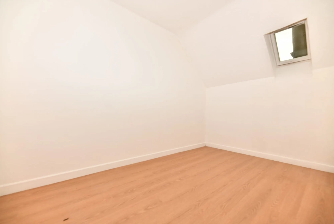Immeuble résidentiel de 6 lots à Mauriac, 231 m², rénové, avec travaux de toiture en cours 