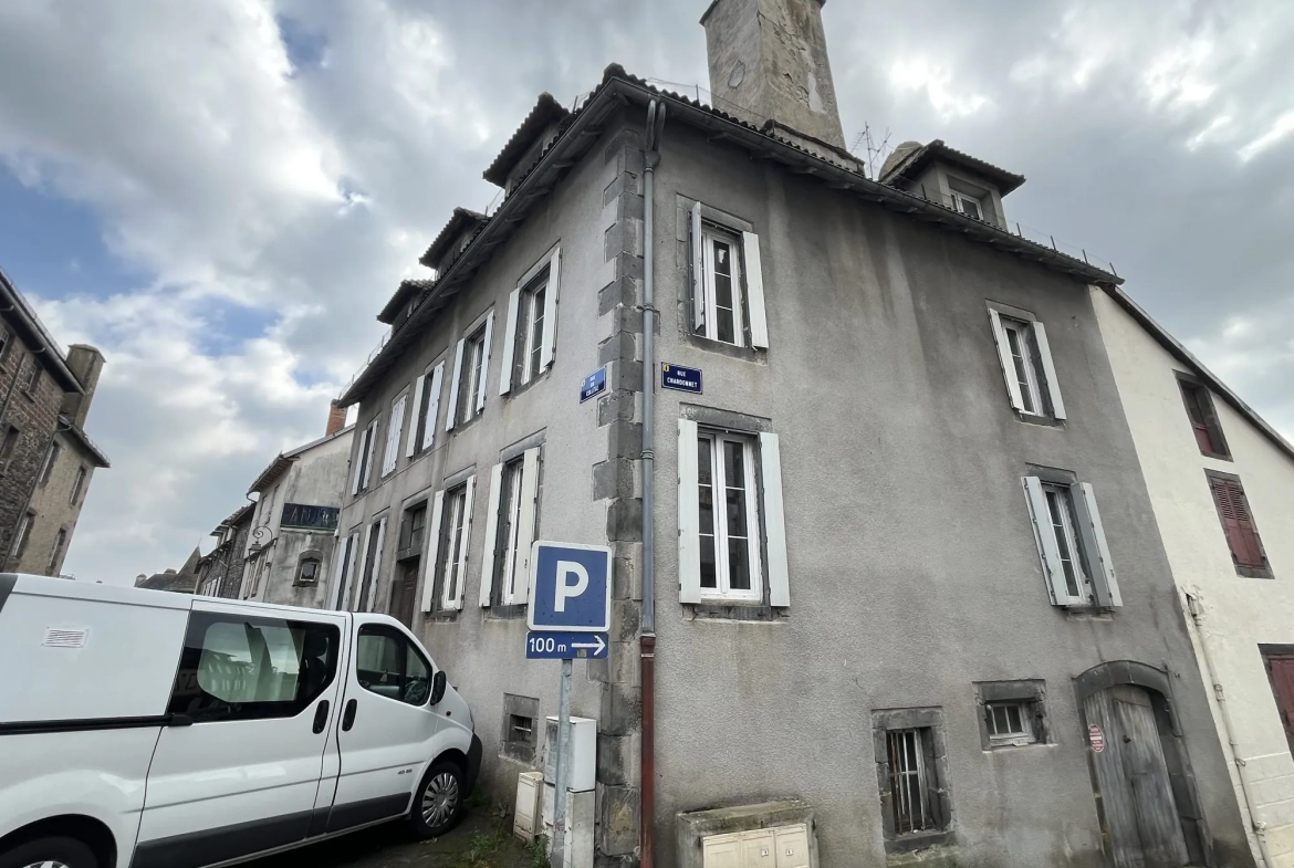 Immeuble résidentiel de 6 lots à Mauriac, 231 m², rénové, avec travaux de toiture en cours 
