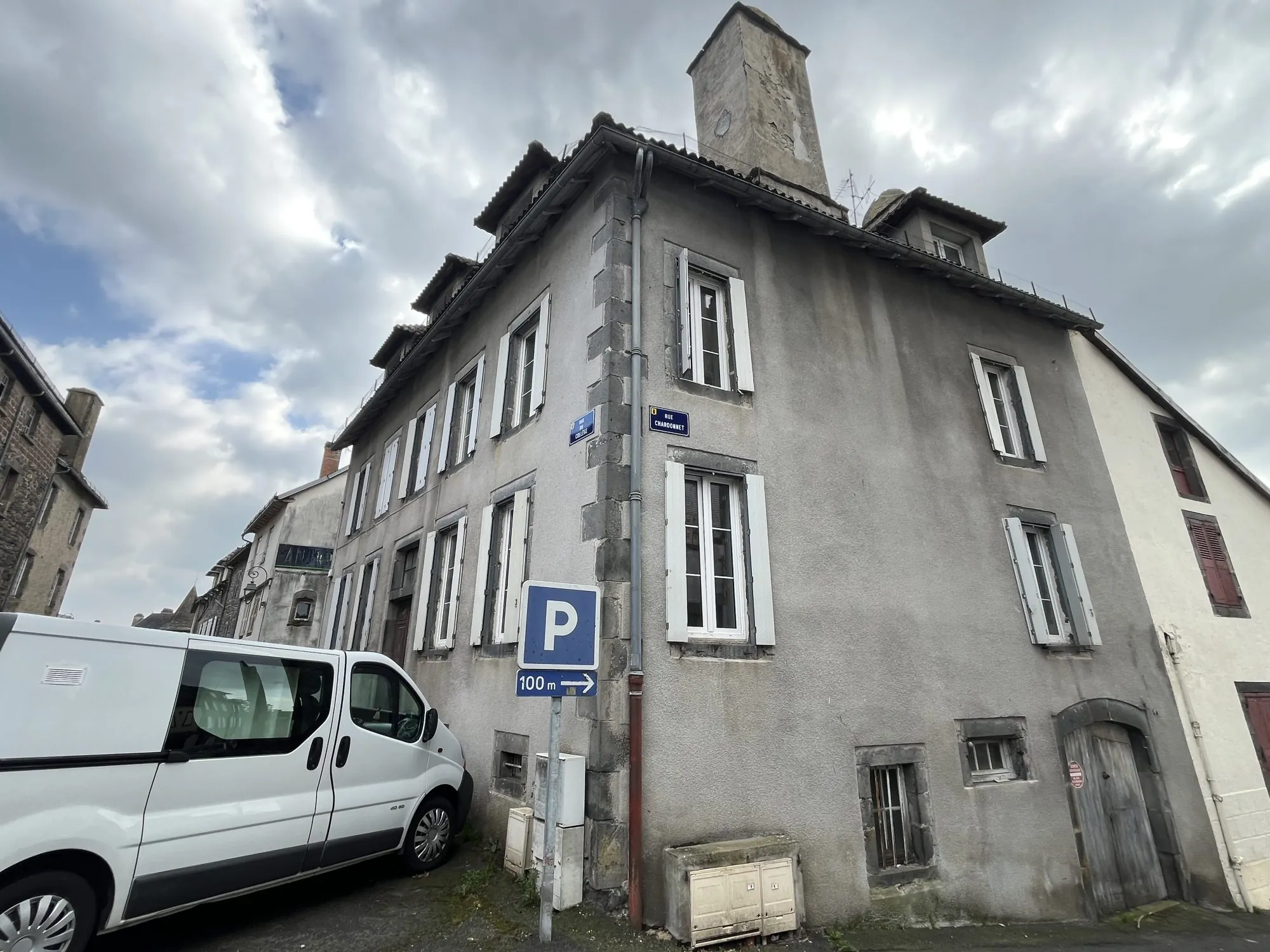 Immeuble résidentiel de 6 lots à Mauriac, 231 m², rénové, avec travaux de toiture en cours 