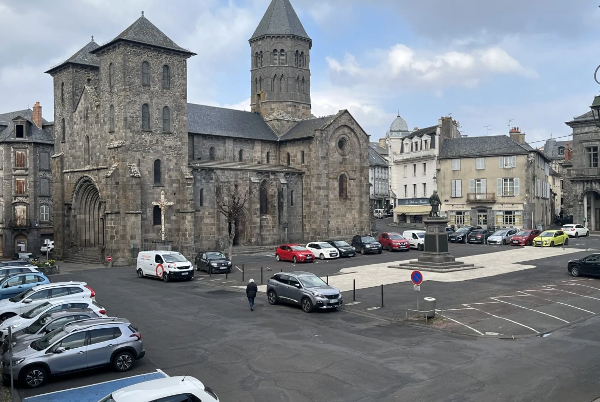 Immeuble résidentiel de 6 lots à Mauriac, 231 m², rénové, avec travaux de toiture en cours 