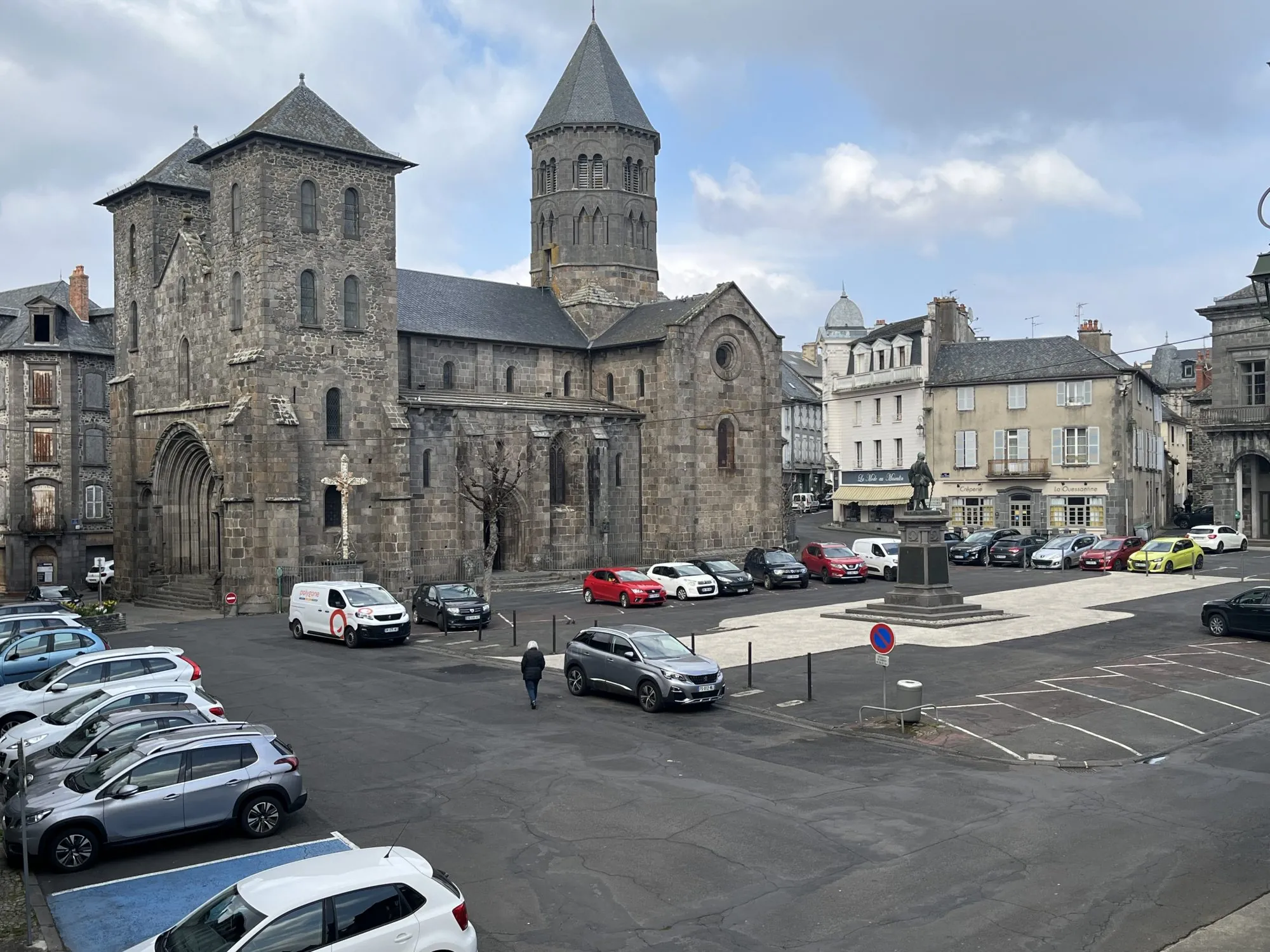 Immeuble résidentiel de 6 lots à Mauriac, 231 m², rénové, avec travaux de toiture en cours 