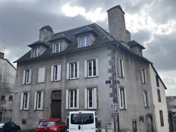 Immeuble résidentiel de 6 lots à Mauriac, 231 m², rénové, avec travaux de toiture en cours