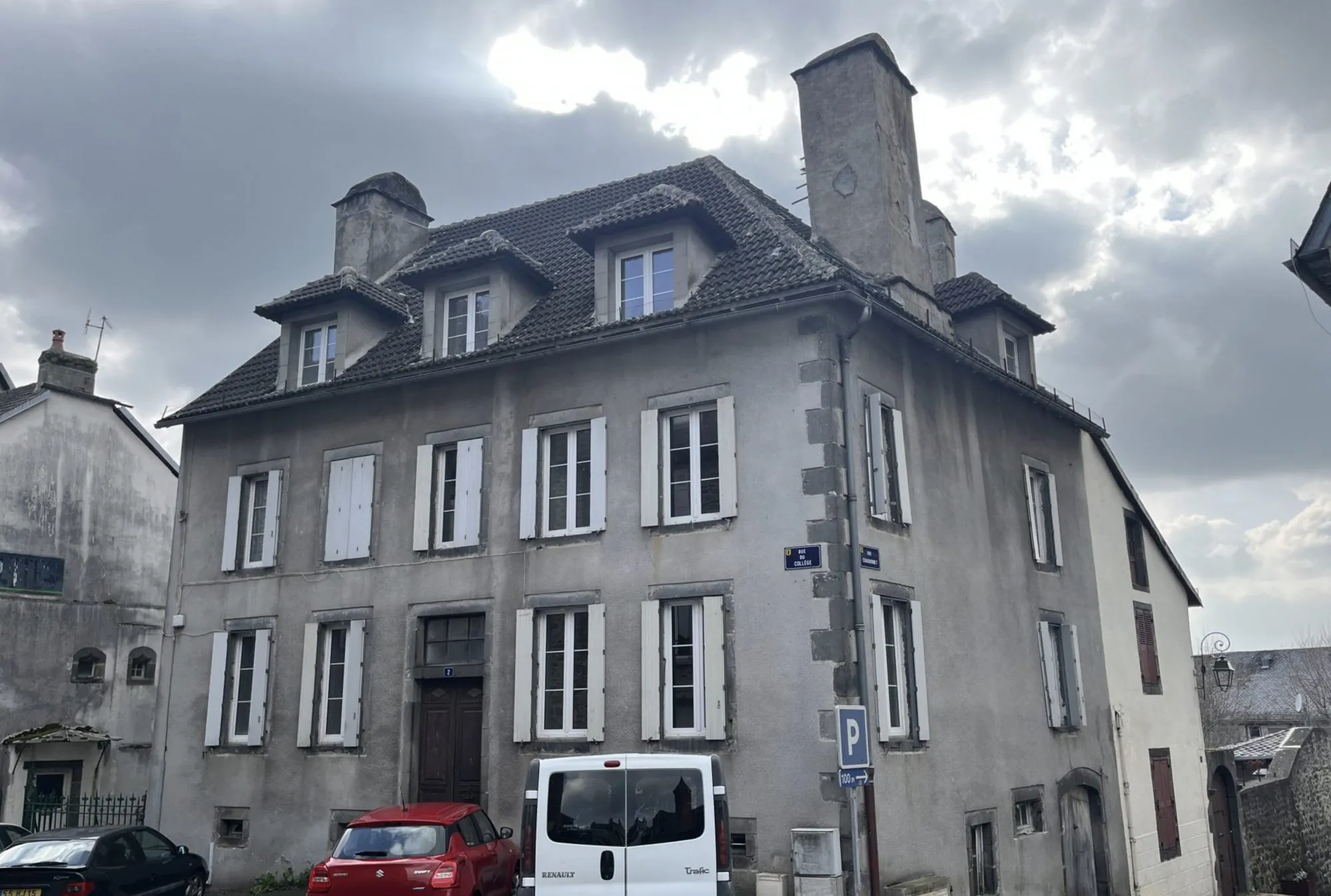 Immeuble résidentiel de 6 lots à Mauriac, 231 m², rénové, avec travaux de toiture en cours 