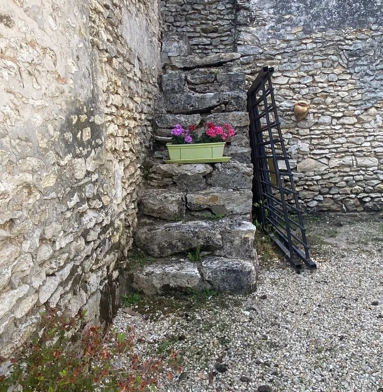 Maison ancienne rénovée avec jardin et garage à Évry – Idéalement située en campagne 