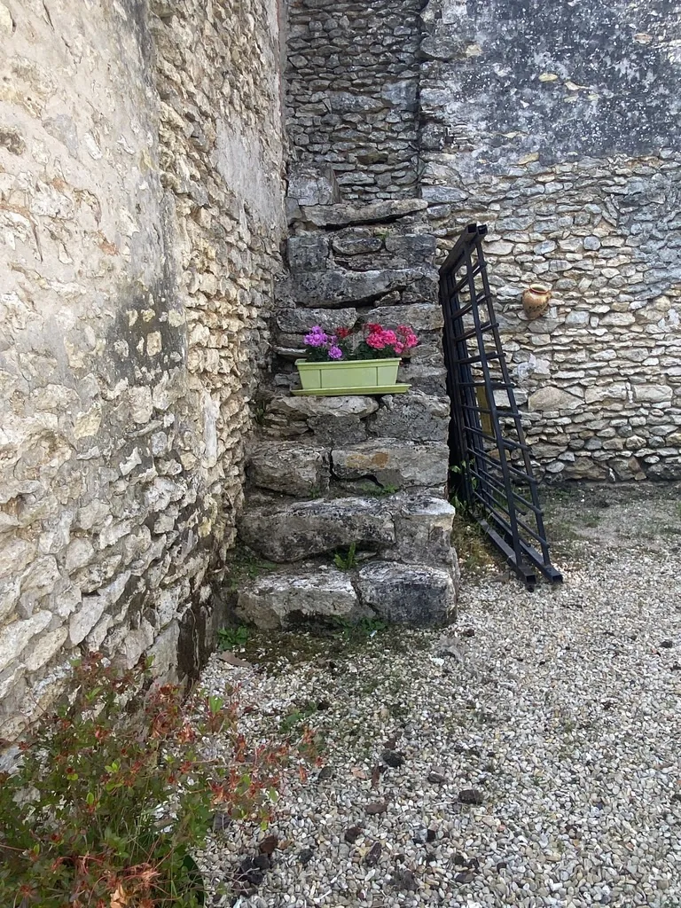 Maison ancienne rénovée avec jardin et garage à Évry – Idéalement située en campagne 