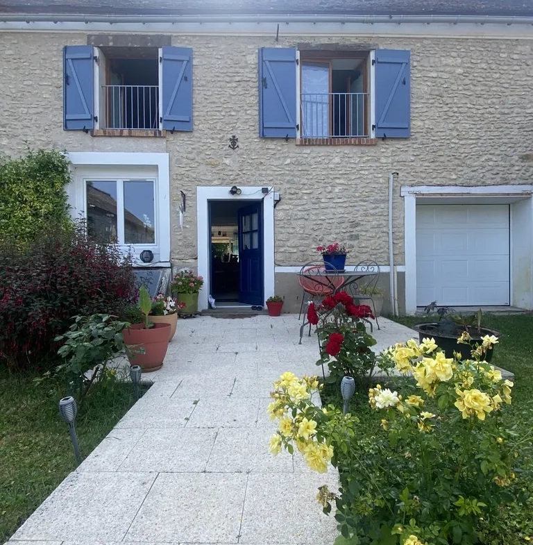 Maison ancienne rénovée avec jardin et garage à Évry – Idéalement située en campagne 