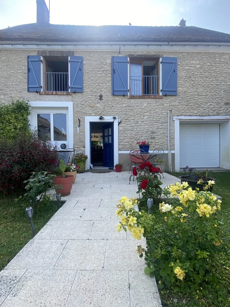 Maison ancienne rénovée avec jardin et garage à Évry – Idéalement située en campagne 