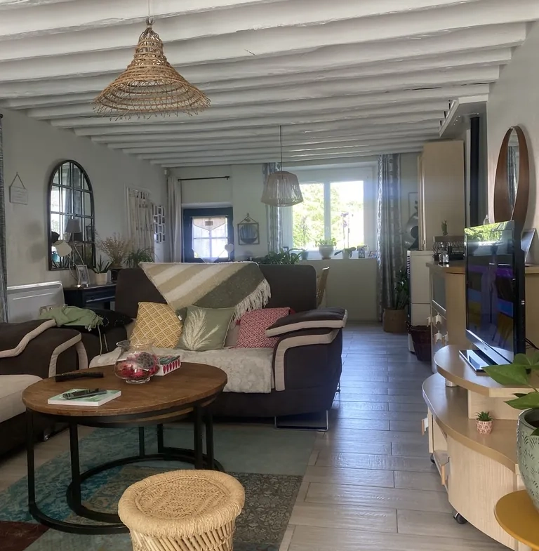 Maison ancienne rénovée avec jardin et garage à Évry – Idéalement située en campagne 