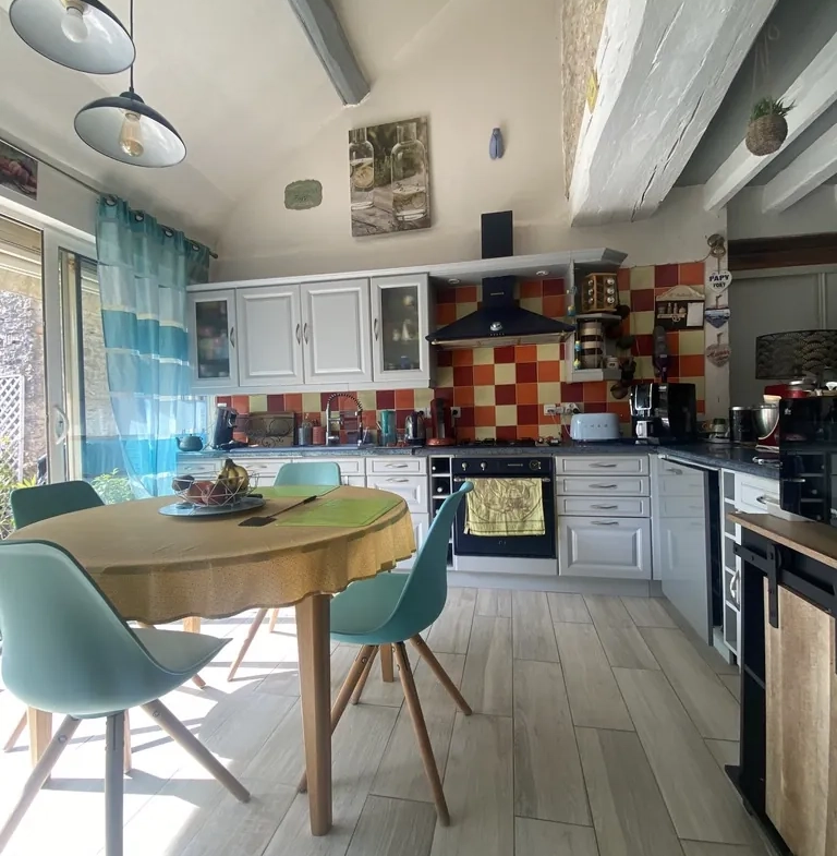Maison ancienne rénovée avec jardin et garage à Évry – Idéalement située en campagne 