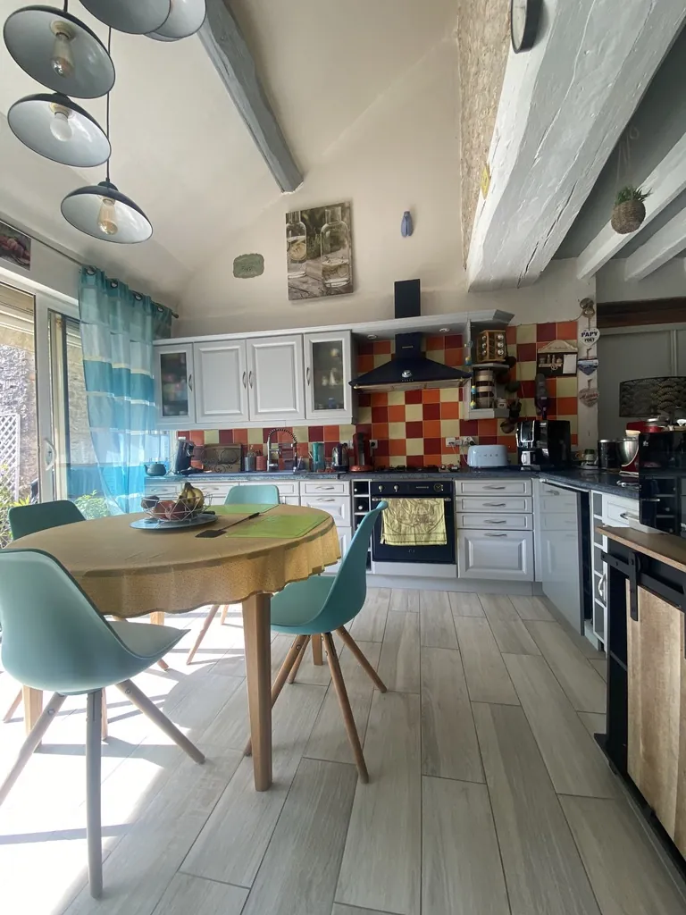 Maison ancienne rénovée avec jardin et garage à Évry – Idéalement située en campagne 