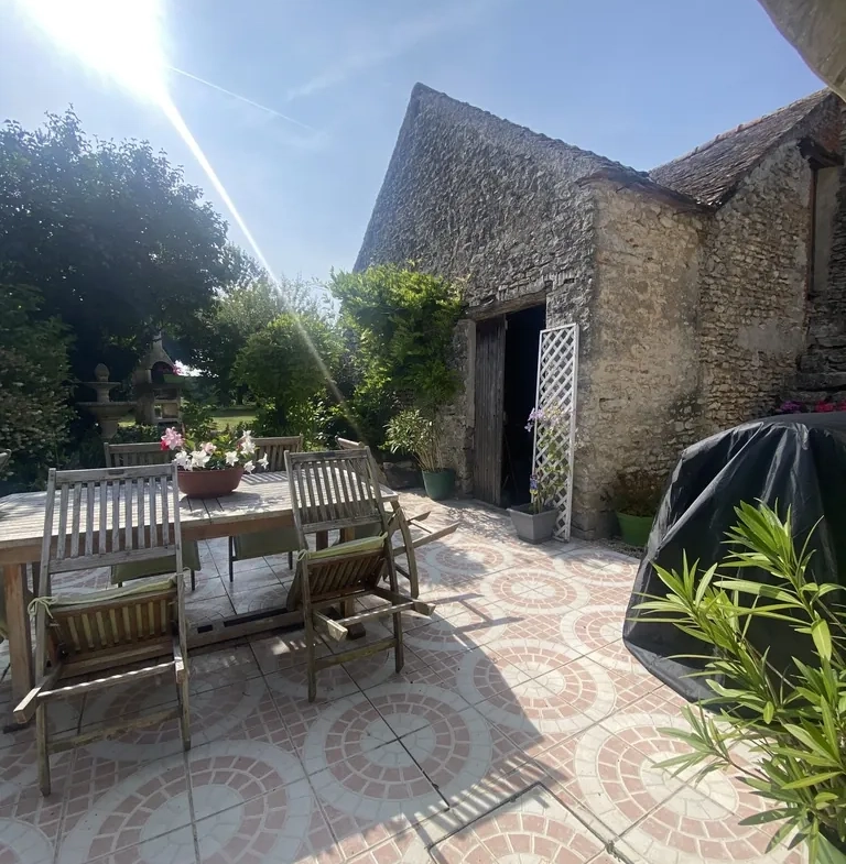 Maison ancienne rénovée avec jardin et garage à Évry – Idéalement située en campagne 