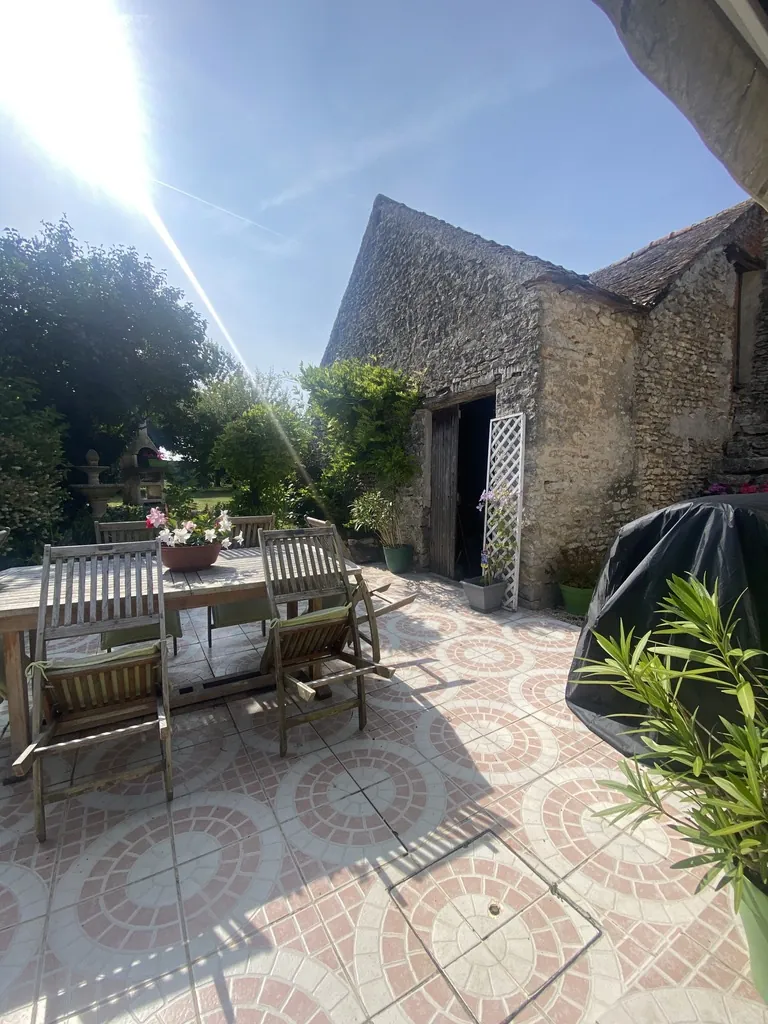 Maison ancienne rénovée avec jardin et garage à Évry – Idéalement située en campagne 
