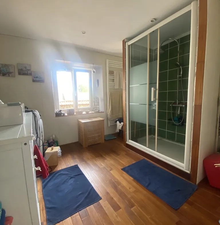 Maison ancienne rénovée avec jardin et garage à Évry – Idéalement située en campagne 