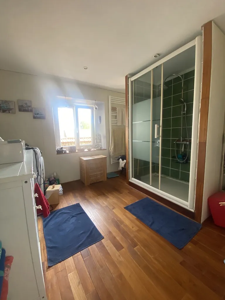 Maison ancienne rénovée avec jardin et garage à Évry – Idéalement située en campagne 