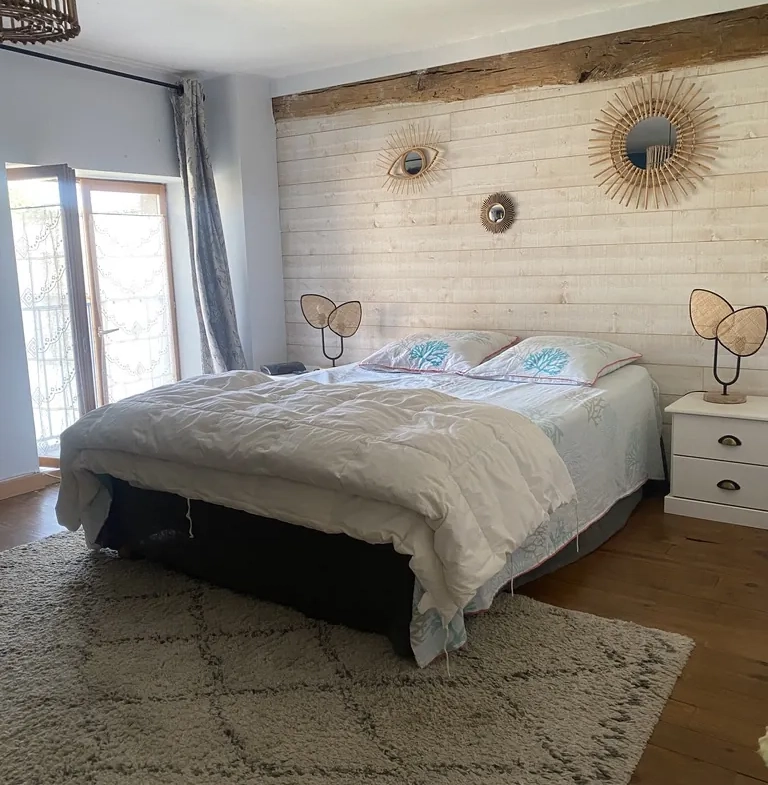 Maison ancienne rénovée avec jardin et garage à Évry – Idéalement située en campagne 