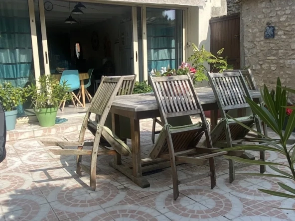 Maison ancienne rénovée avec jardin et garage à Évry – Idéalement située en campagne