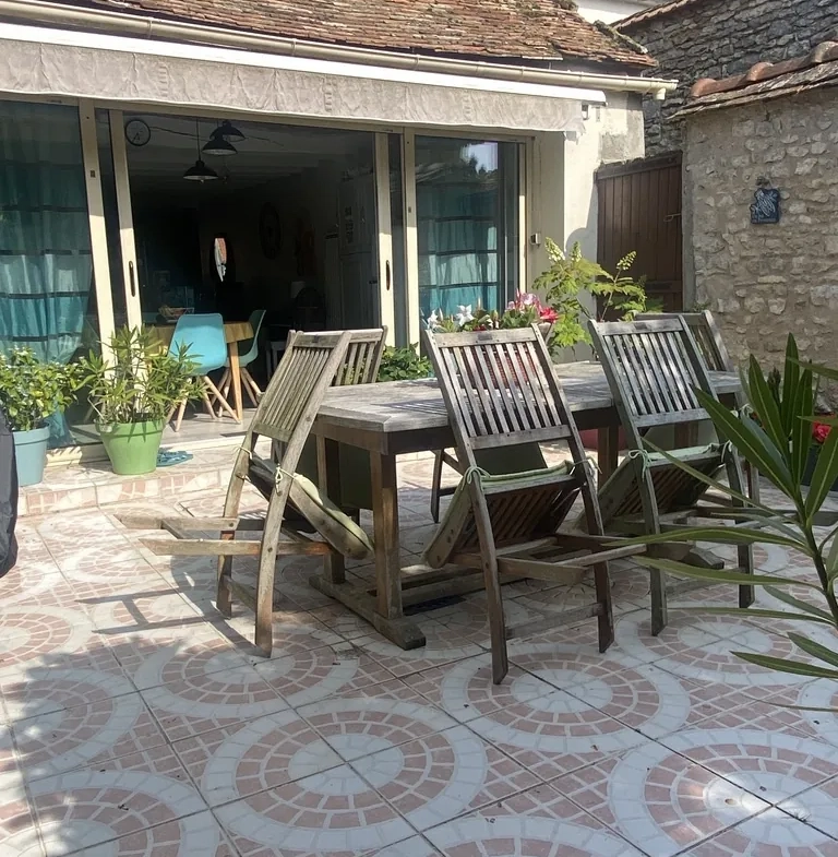 Maison ancienne rénovée avec jardin et garage à Évry – Idéalement située en campagne 