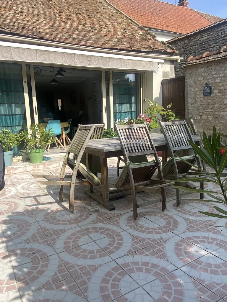 Maison ancienne rénovée avec jardin et garage à Évry – Idéalement située en campagne 