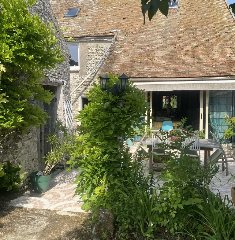 Maison ancienne rénovée avec jardin et garage à Évry – Idéalement située en campagne 