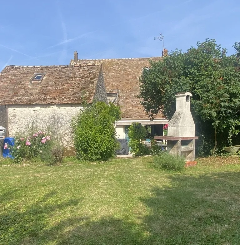 Maison ancienne rénovée avec jardin et garage à Évry – Idéalement située en campagne 