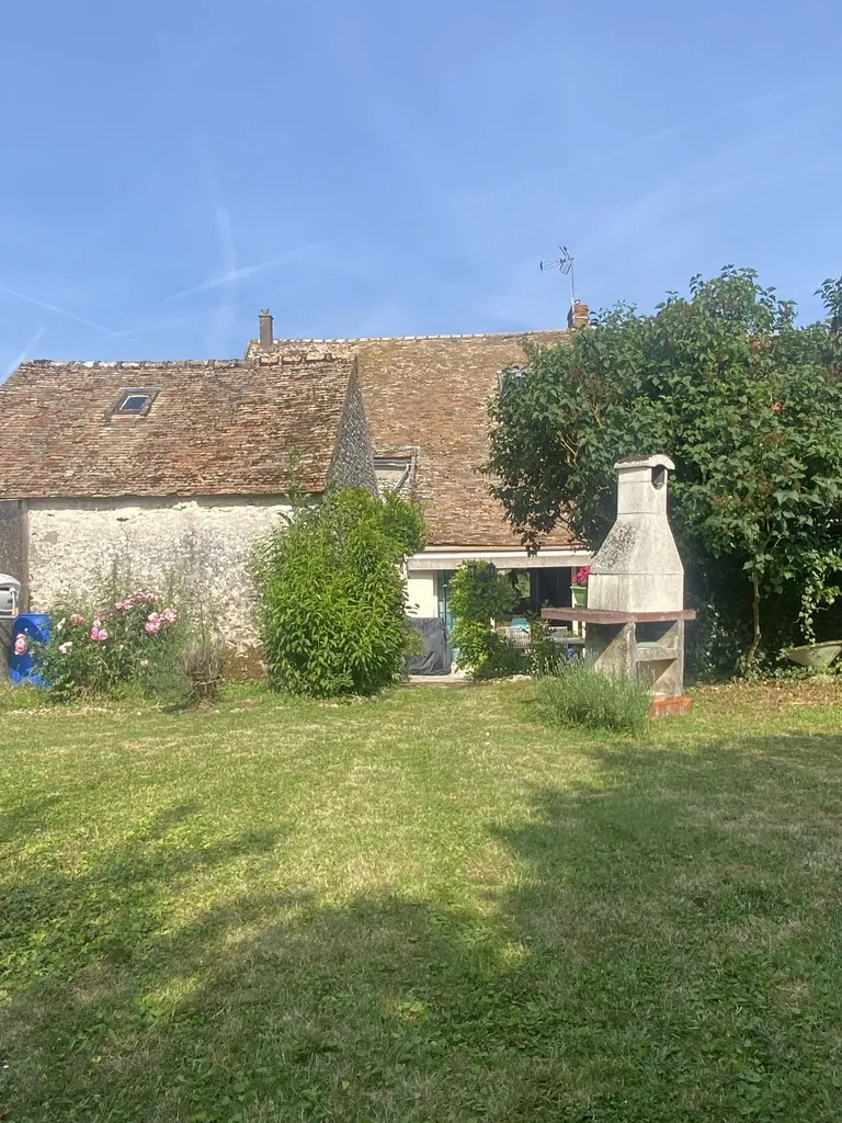 Maison ancienne rénovée avec jardin et garage à Évry – Idéalement située en campagne 