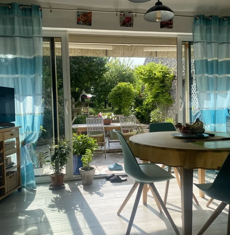 Maison ancienne rénovée avec jardin et garage à Évry – Idéalement située en campagne 