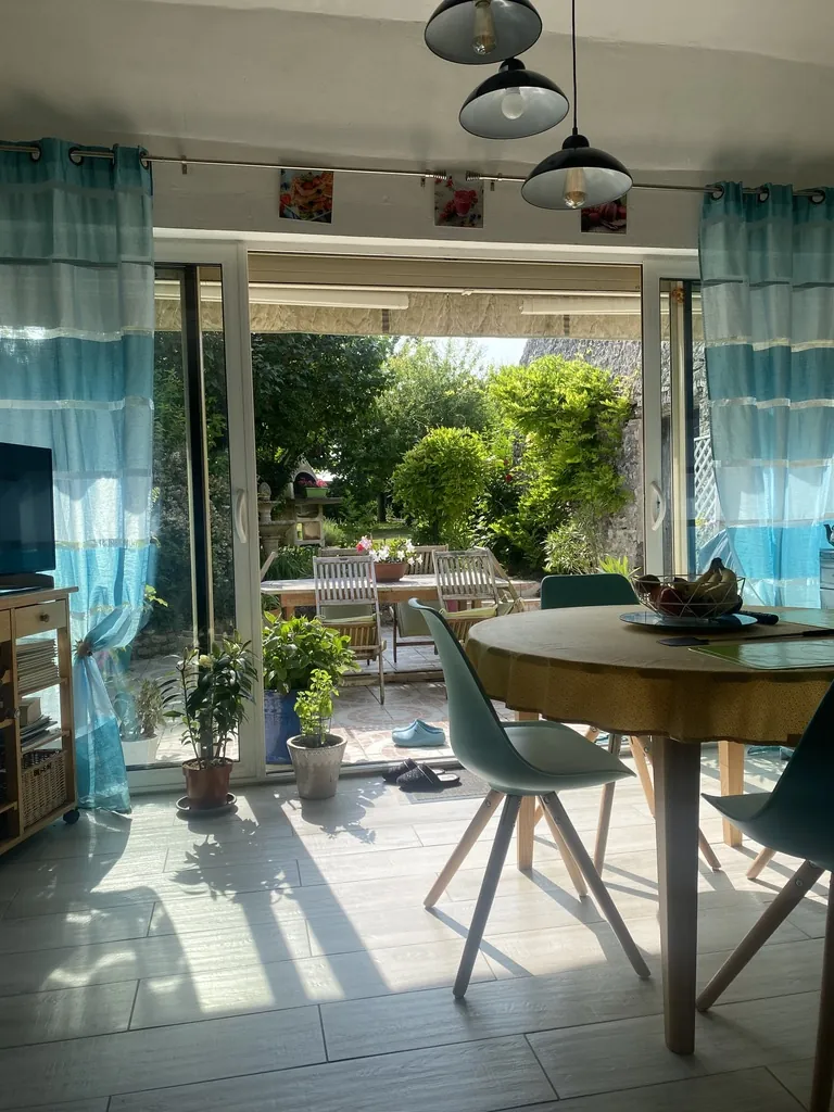 Maison ancienne rénovée avec jardin et garage à Évry – Idéalement située en campagne 