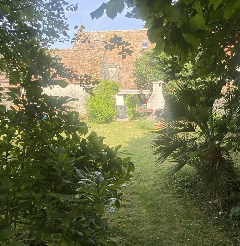 Maison ancienne rénovée avec jardin et garage à Évry – Idéalement située en campagne 