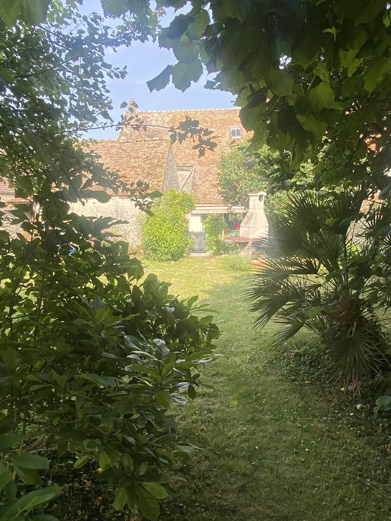 Maison ancienne rénovée avec jardin et garage à Évry – Idéalement située en campagne 