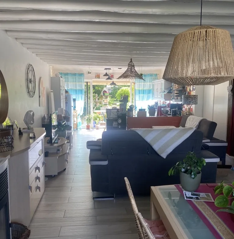 Maison ancienne rénovée avec jardin et garage à Évry – Idéalement située en campagne 