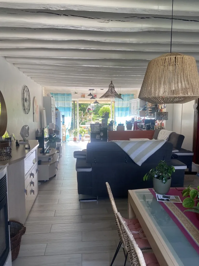 Maison ancienne rénovée avec jardin et garage à Évry – Idéalement située en campagne 