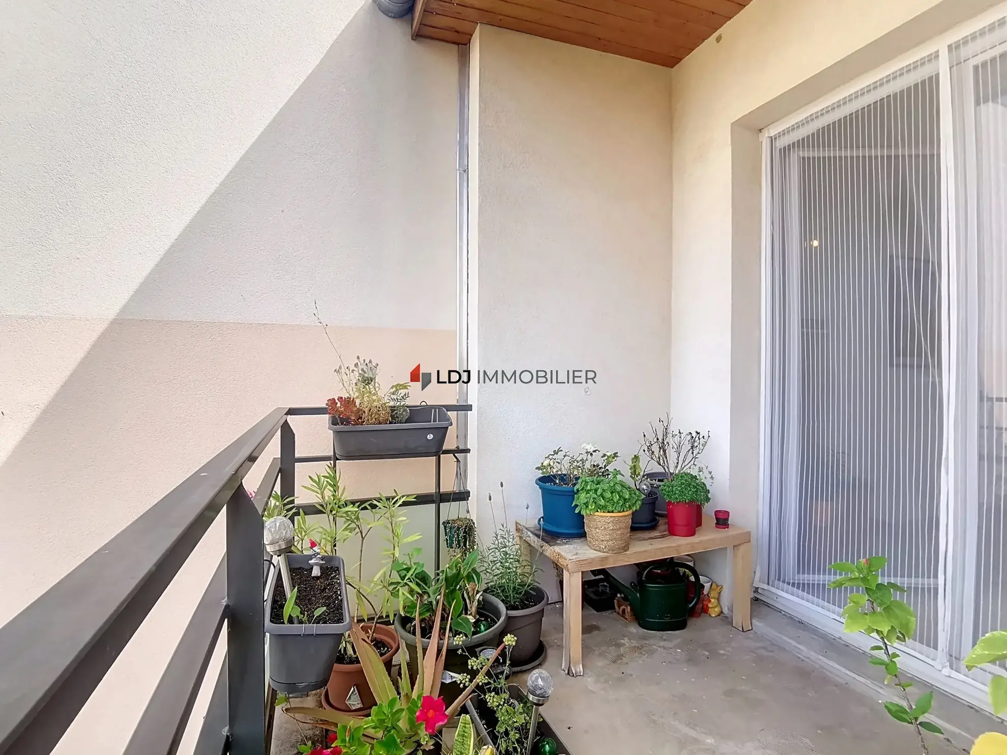 Appartement T3 à vendre à Saint-Estève avec terrasse et piscine 