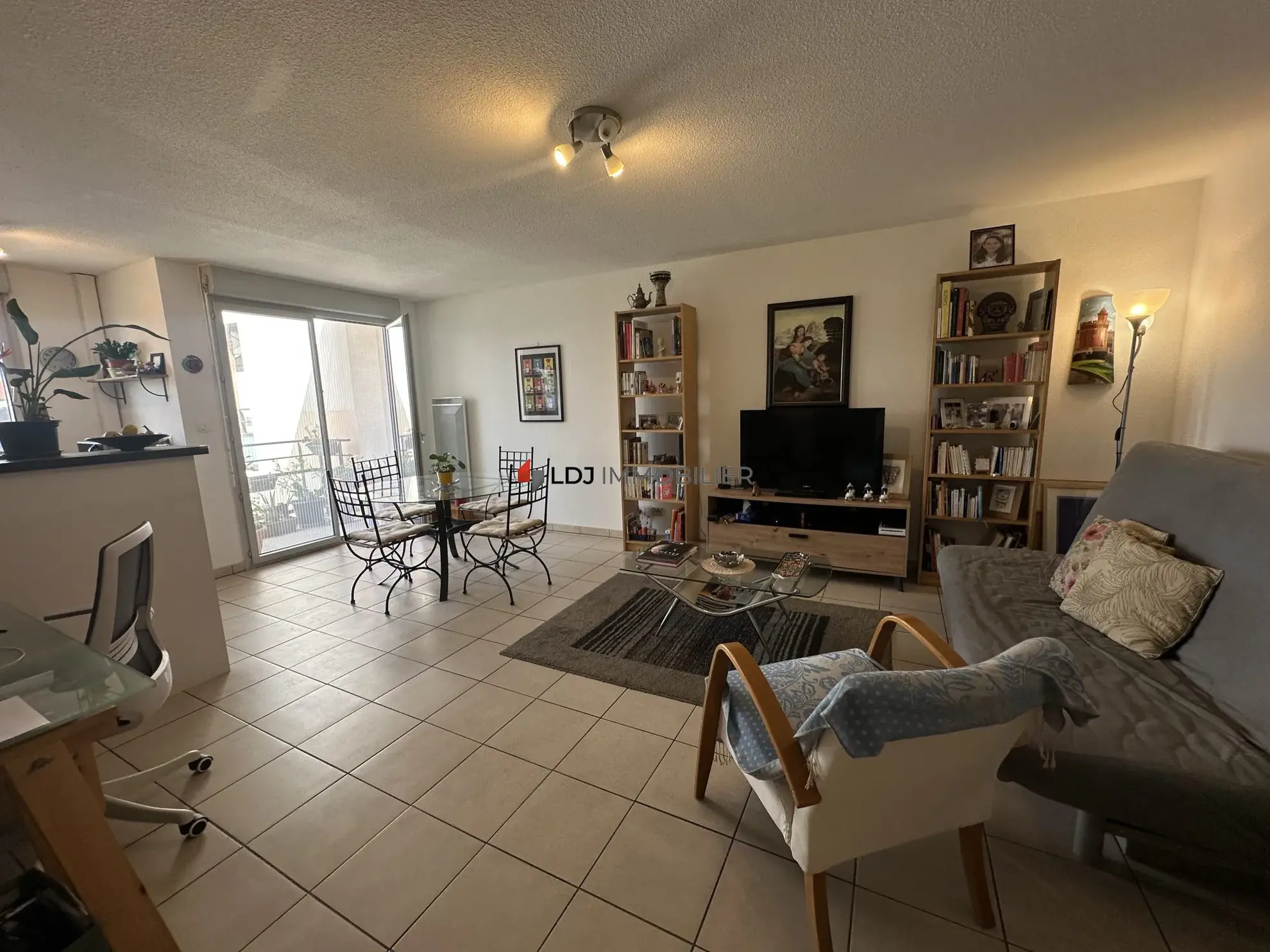 Appartement T3 à vendre à Saint-Estève avec terrasse et piscine 