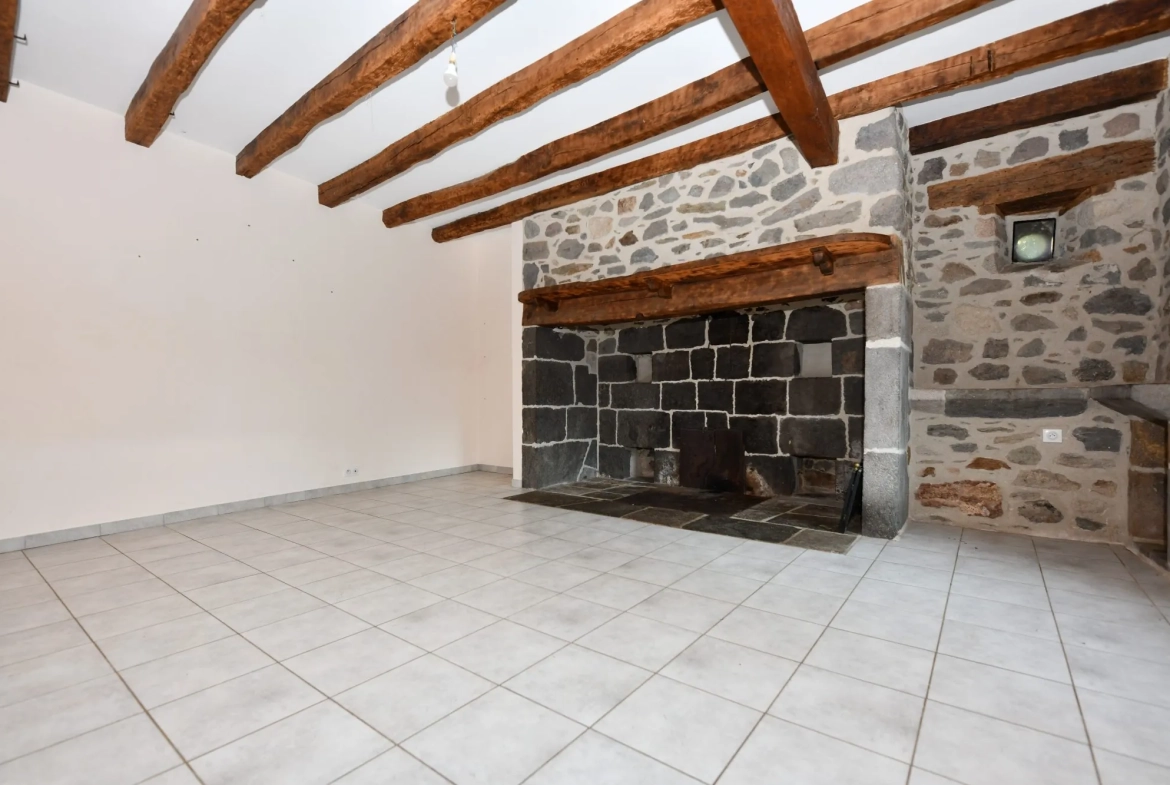 Maison 4 chambres rénovée à Pleaux - 105 m² avec jardin 
