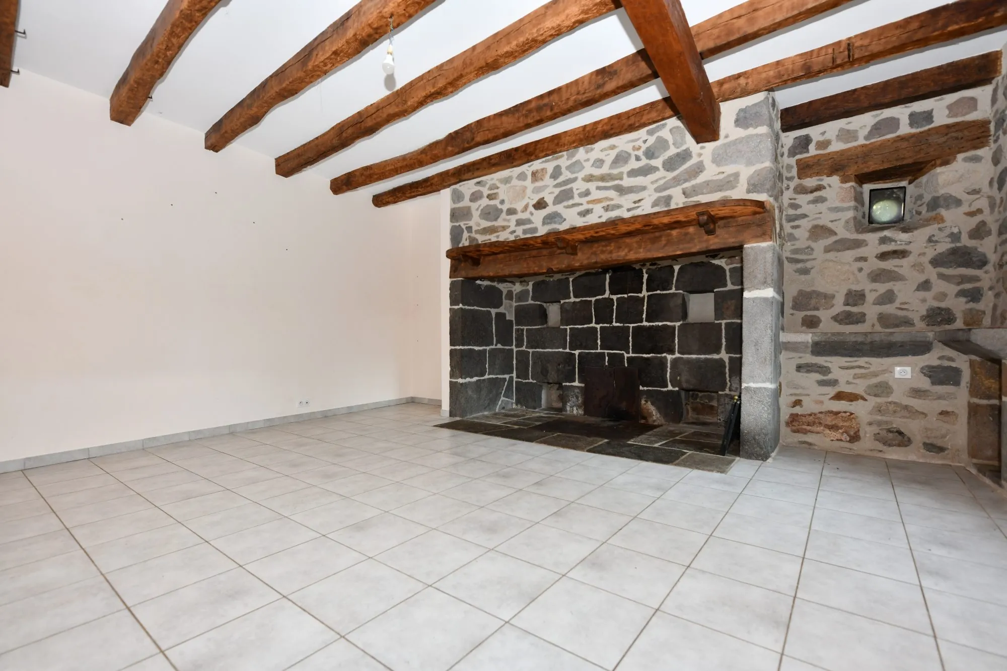 Maison 4 chambres rénovée à Pleaux - 105 m² avec jardin 