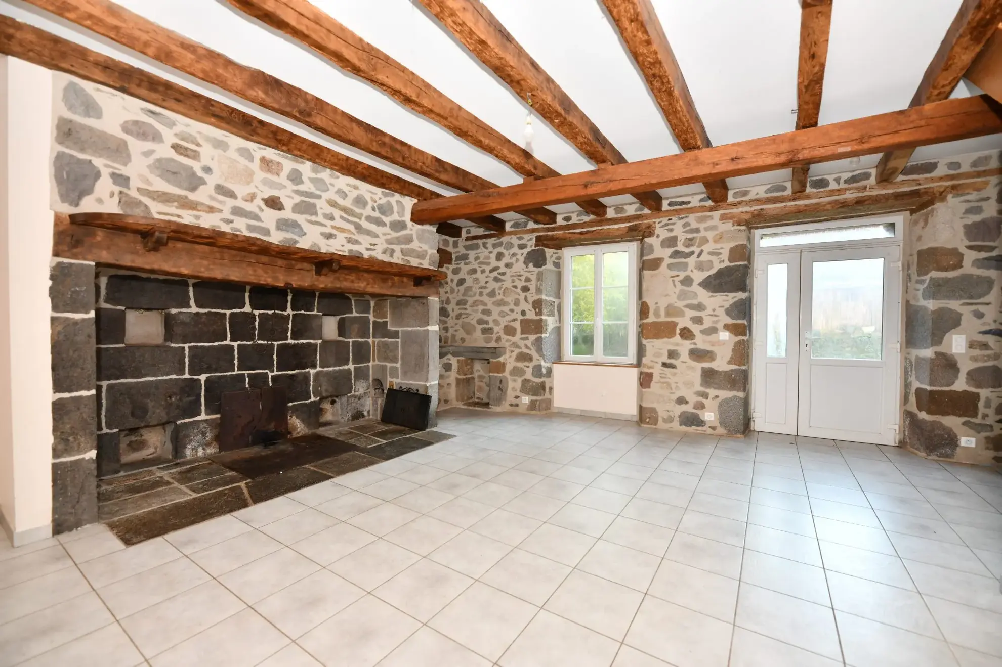 Maison 4 chambres rénovée à Pleaux - 105 m² avec jardin 