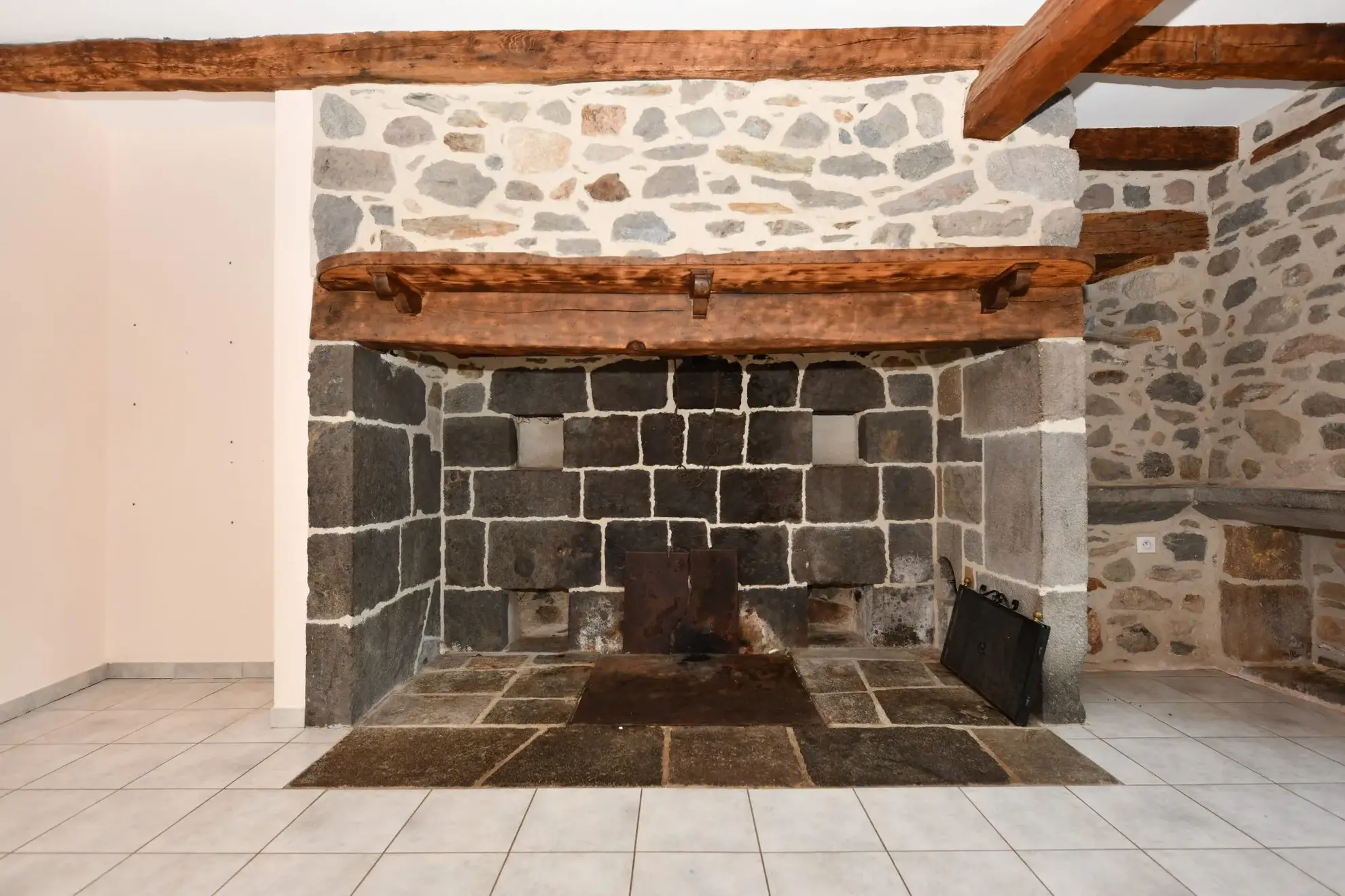 Maison 4 chambres rénovée à Pleaux - 105 m² avec jardin 
