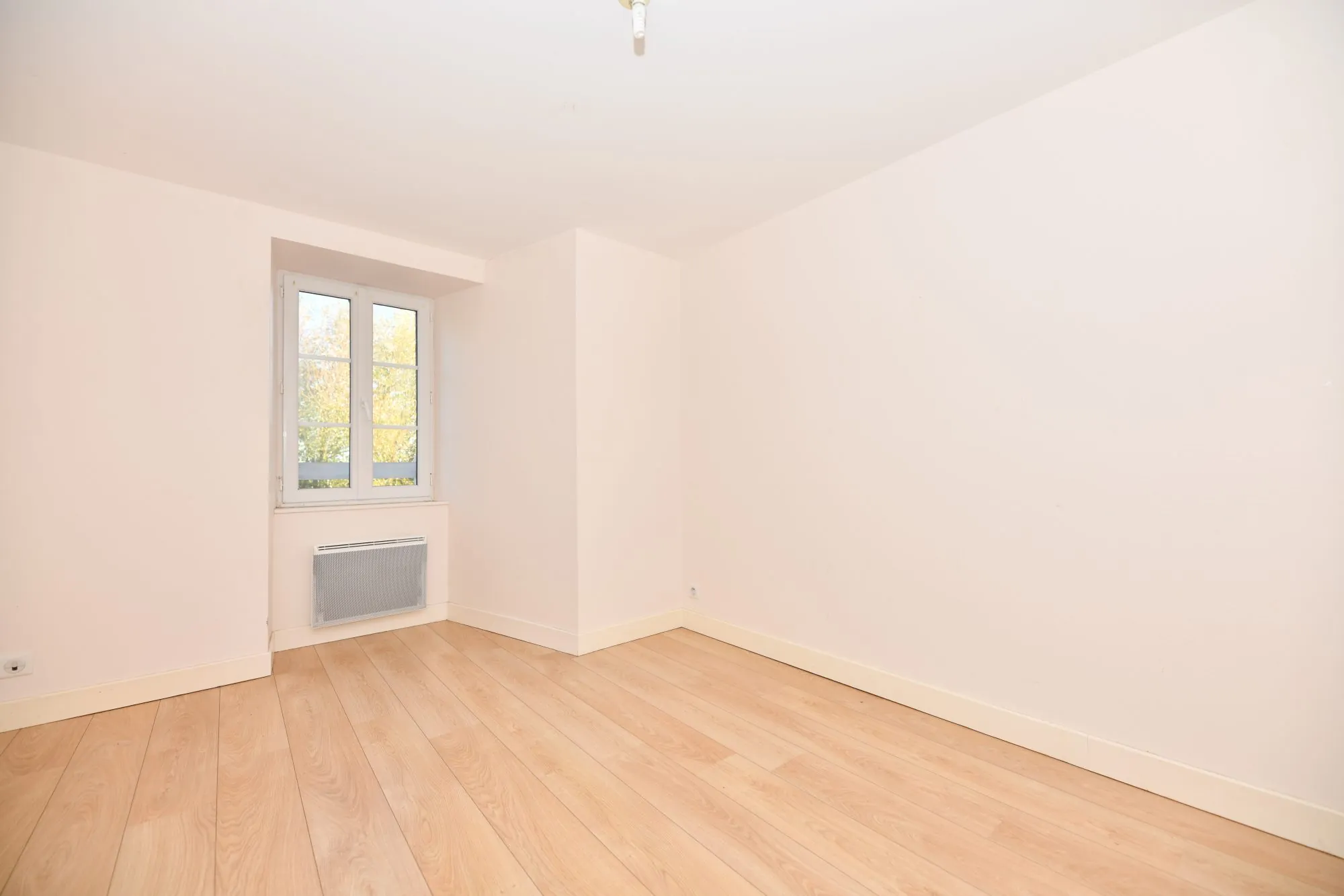 Maison 4 chambres rénovée à Pleaux - 105 m² avec jardin 