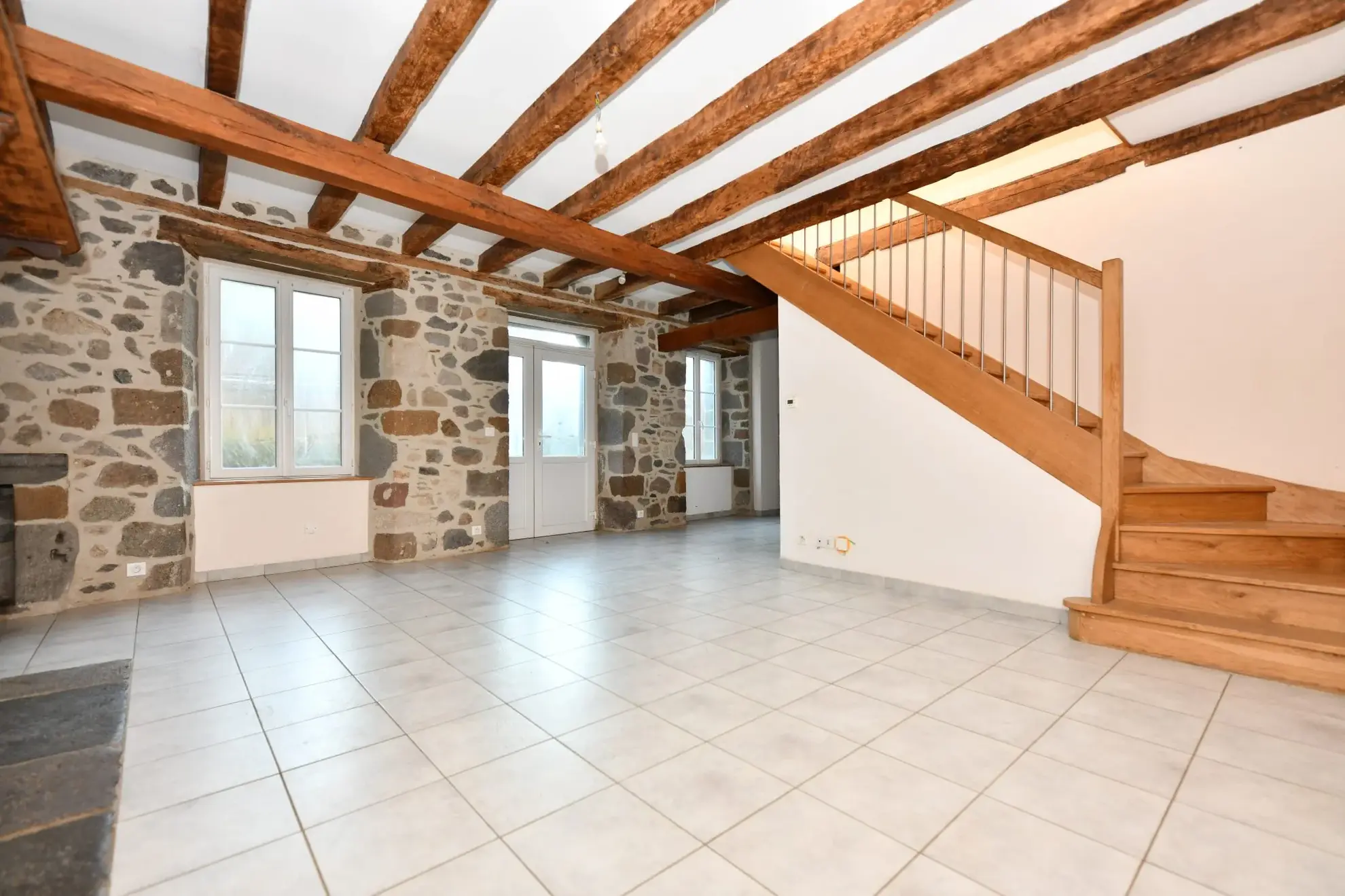 Maison 4 chambres rénovée à Pleaux - 105 m² avec jardin 