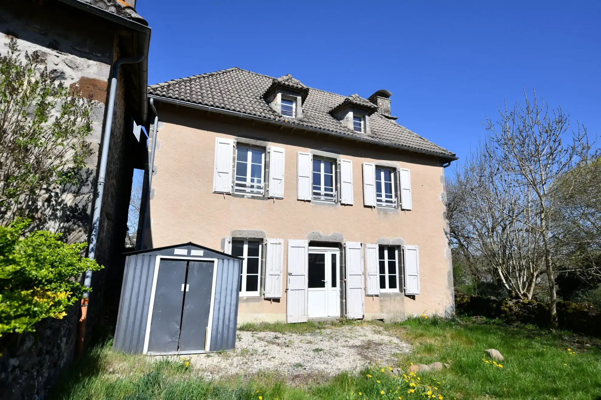 Maison 4 chambres rénovée à Pleaux - 105 m² avec jardin 
