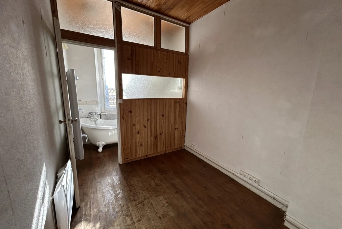 Petite maison de village à Esperaza avec 2 chambres, chauffage électrique, proximité du marché 