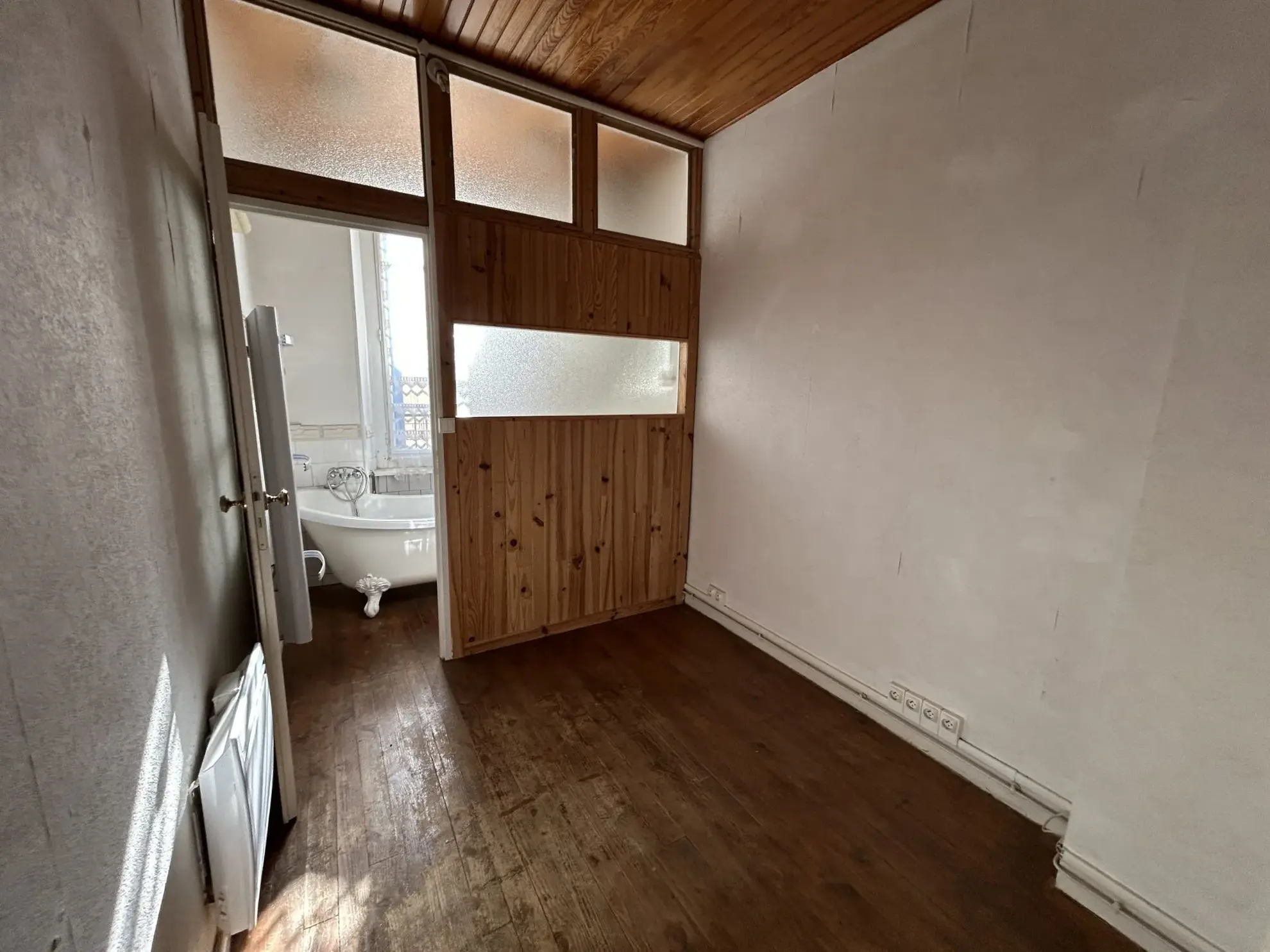 Petite maison de village à Esperaza avec 2 chambres, chauffage électrique, proximité du marché 