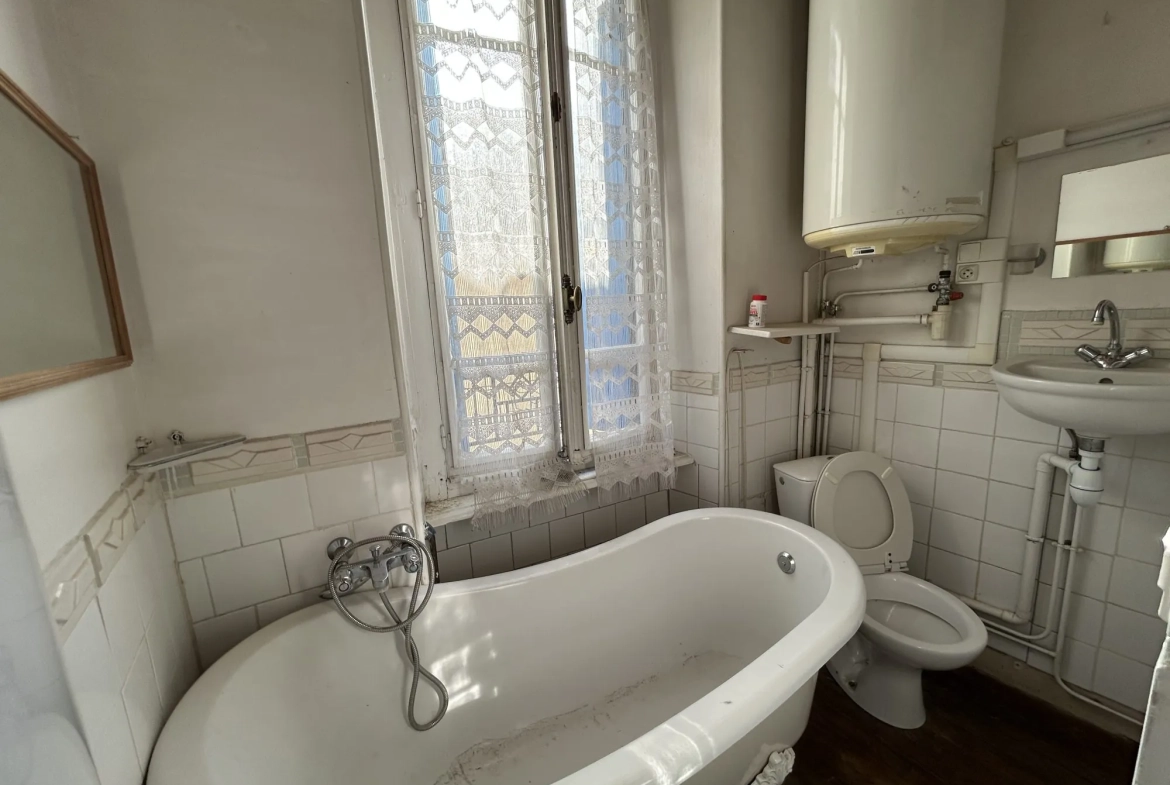 Petite maison de village à Esperaza avec 2 chambres, chauffage électrique, proximité du marché 