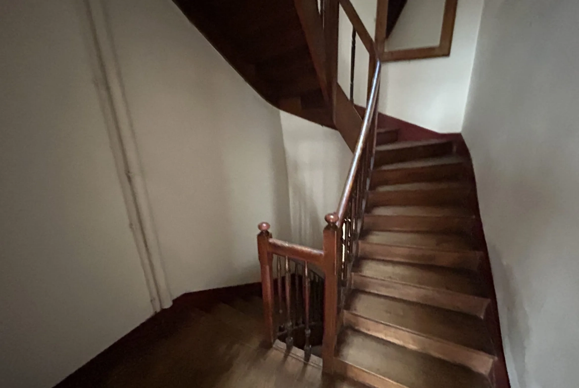 Petite maison de village à Esperaza avec 2 chambres, chauffage électrique, proximité du marché 