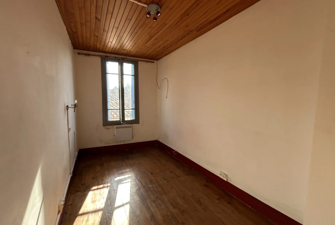 Petite maison de village à Esperaza avec 2 chambres, chauffage électrique, proximité du marché 