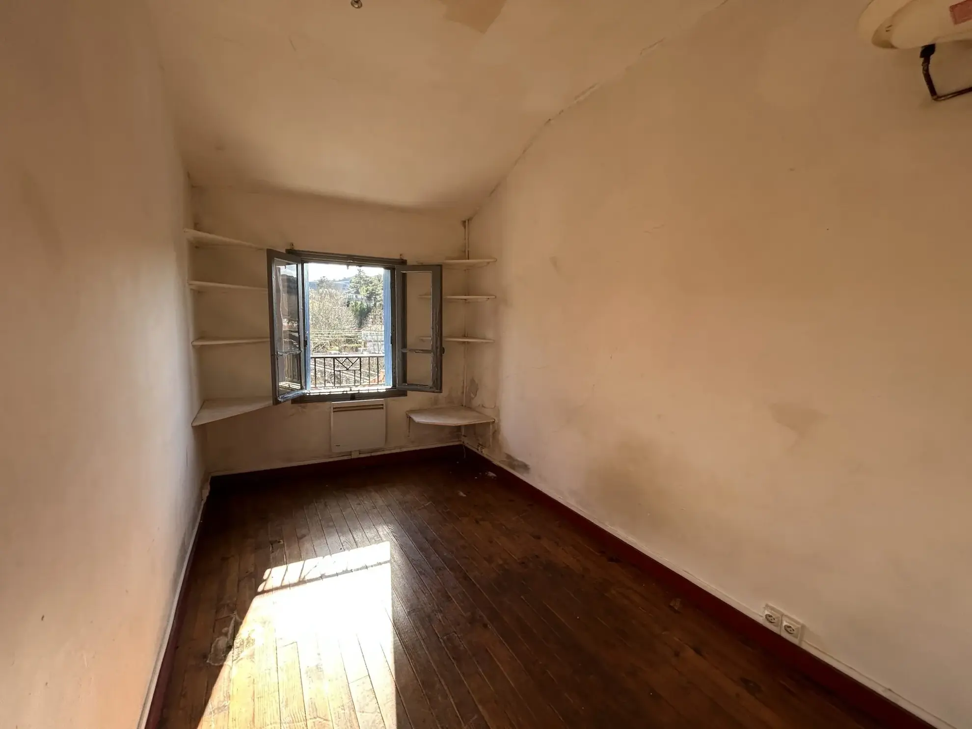Petite maison de village à Esperaza avec 2 chambres, chauffage électrique, proximité du marché 