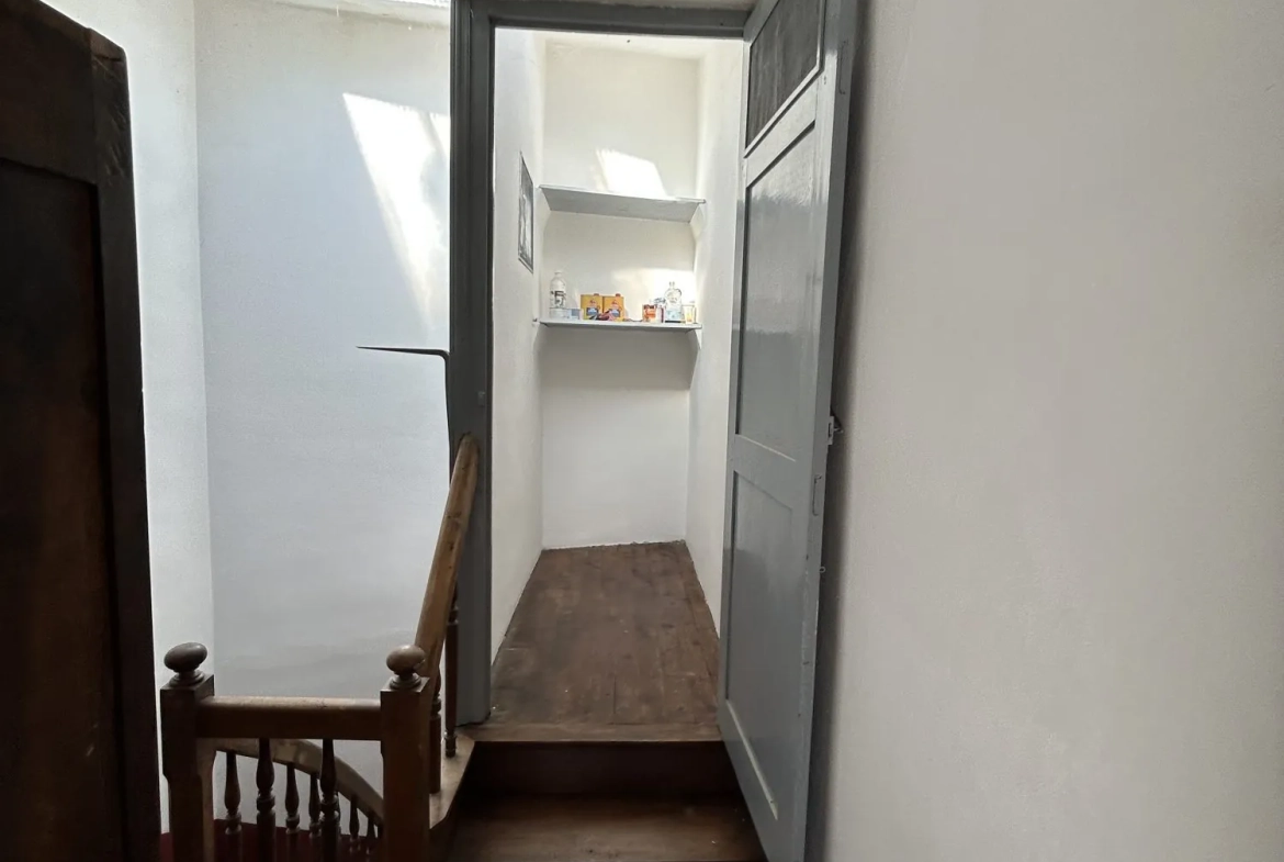 Petite maison de village à Esperaza avec 2 chambres, chauffage électrique, proximité du marché 