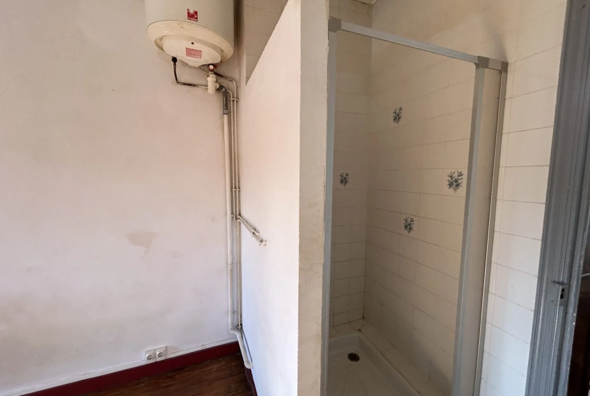 Petite maison de village à Esperaza avec 2 chambres, chauffage électrique, proximité du marché 
