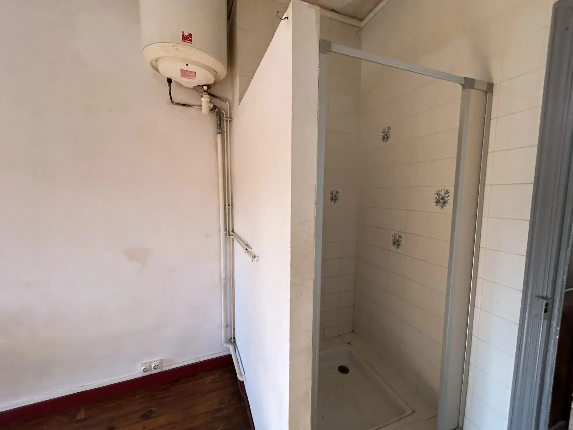 Petite maison de village à Esperaza avec 2 chambres, chauffage électrique, proximité du marché 